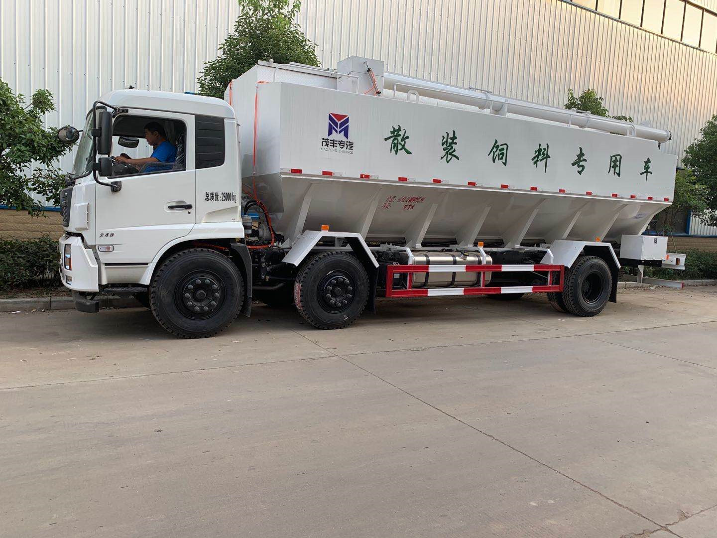 天錦小三軸電動(dòng)30方散裝飼料運(yùn)輸車