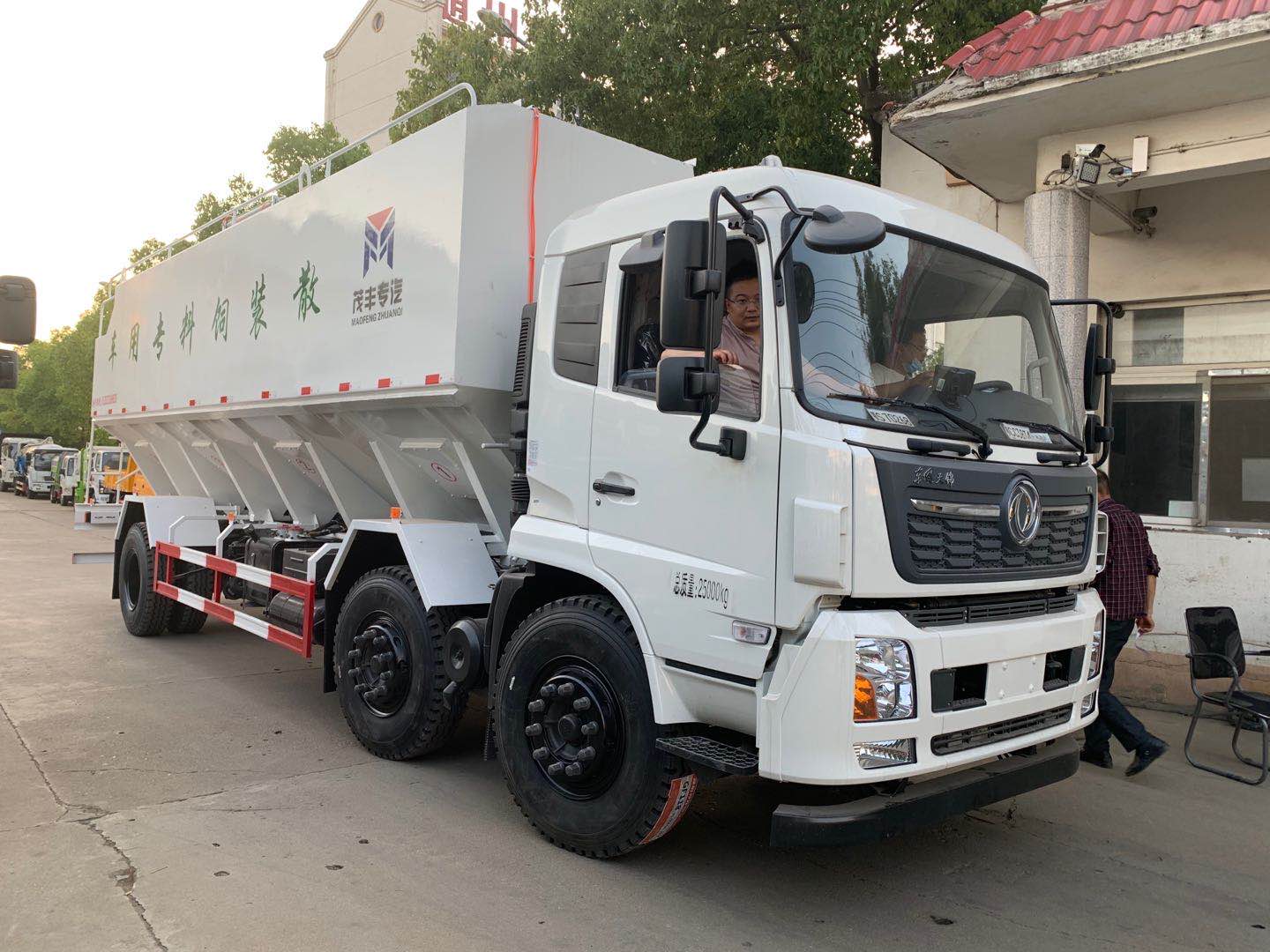 天錦小三軸電動(dòng)30方散裝飼料運(yùn)輸車