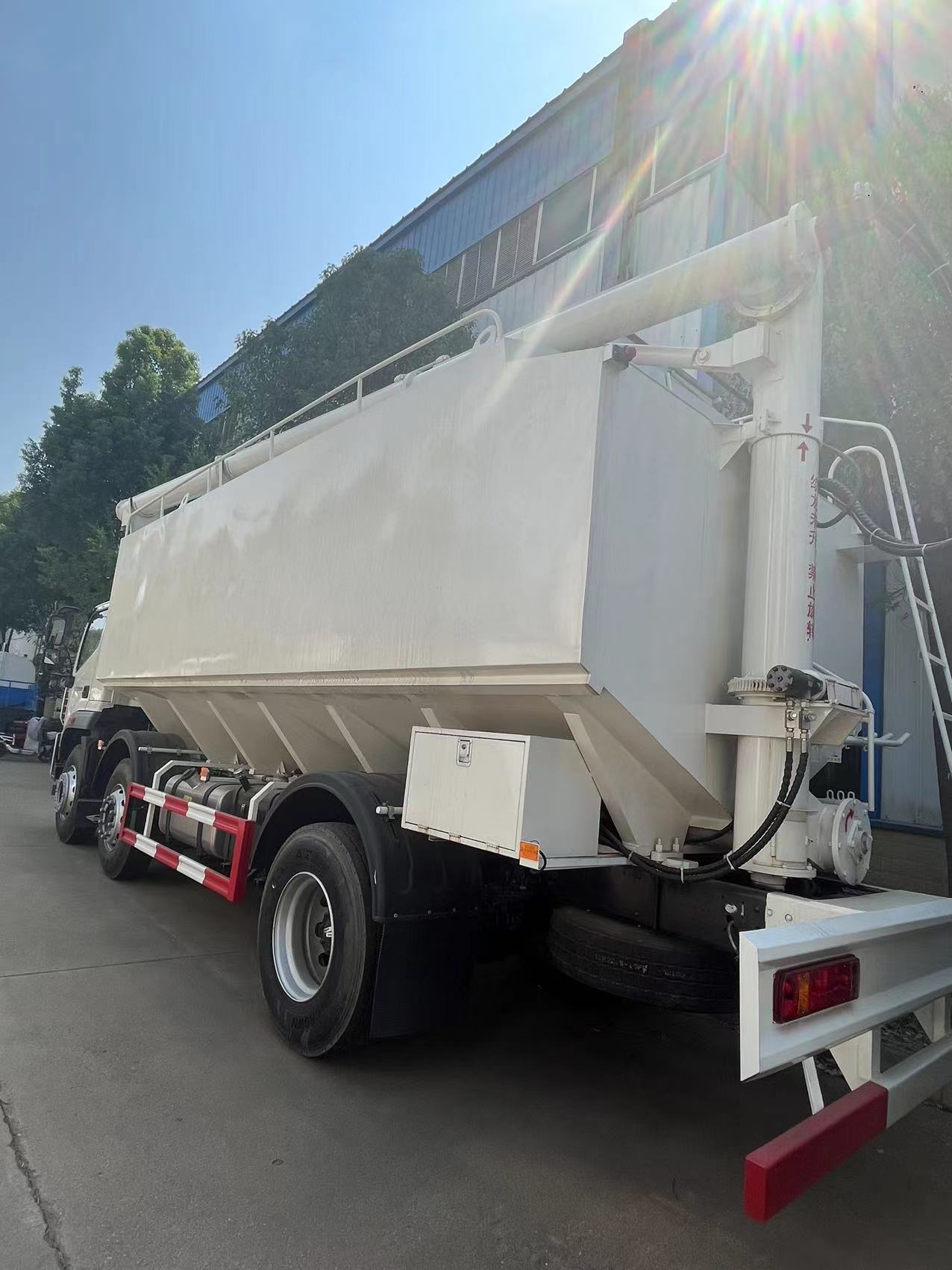國六福田時(shí)代領(lǐng)航30方散裝飼料運(yùn)輸車
