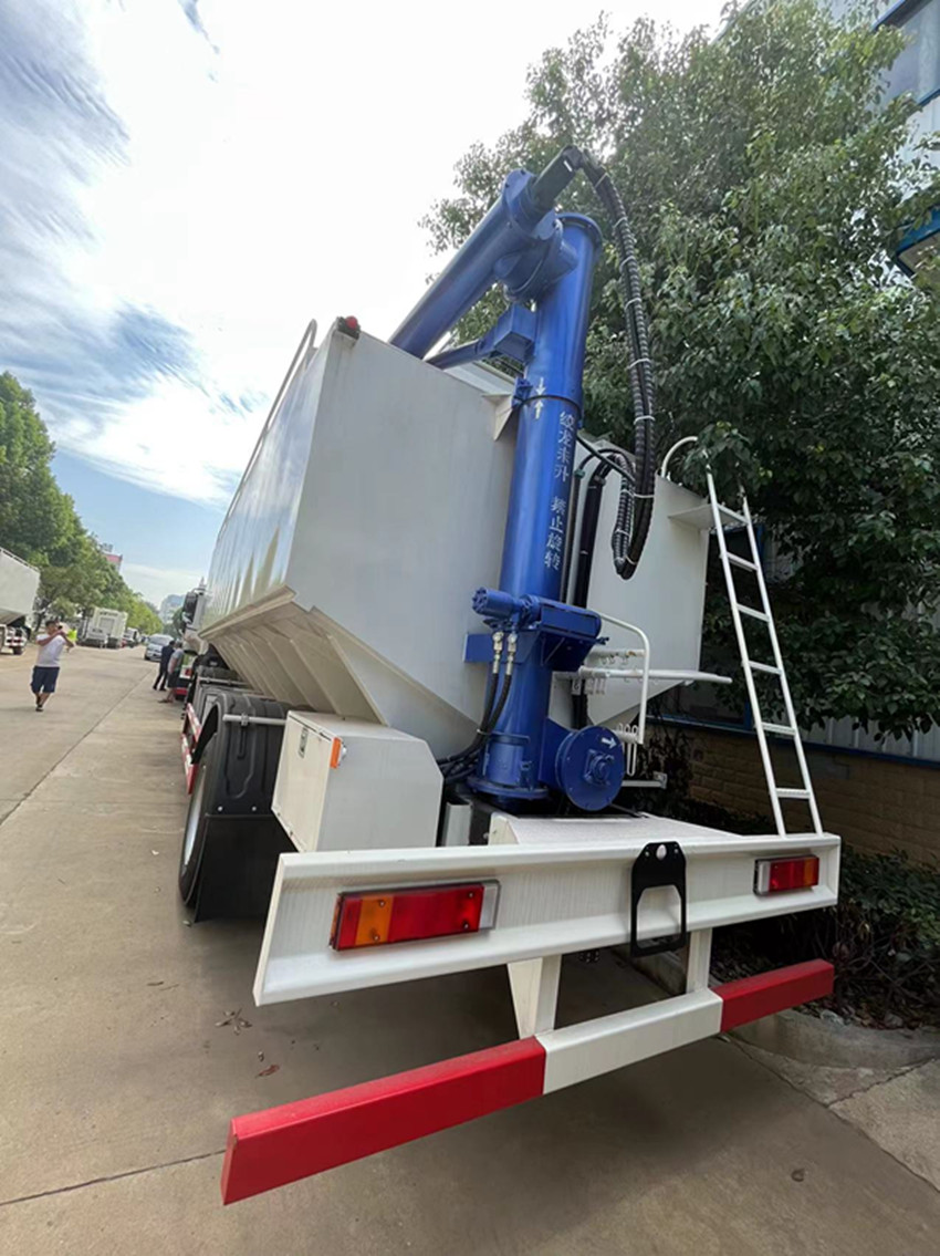東風(fēng)天錦小三軸龍擎300馬力（30方）散裝飼料運(yùn)輸車